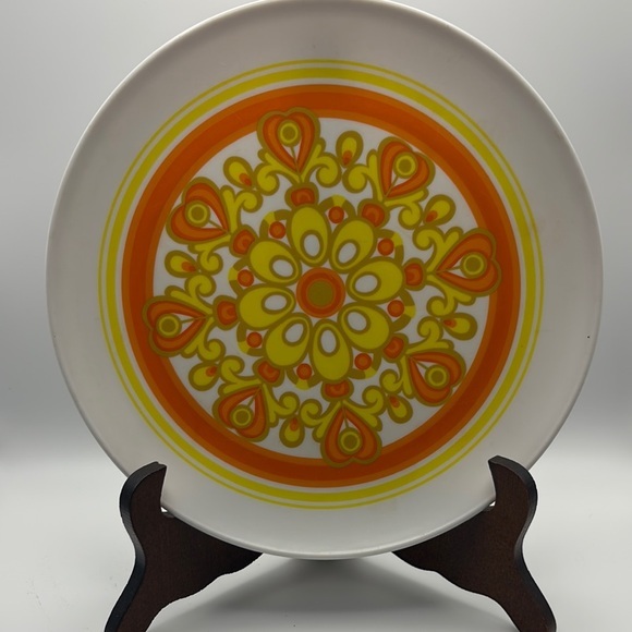 Vintage Melamine Floral Plate – 1970s Boho Kitchen Decor, Durable & Stylish - Picture 1 of 8